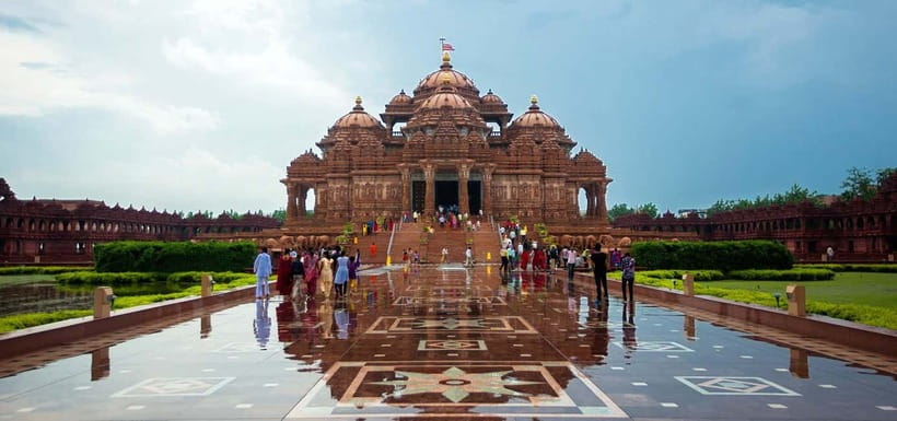 Delhi: Tuk Tuk Tour w/ Jama Mosque, Lotus Temple, India Gate - Akshardham brings scale and ceremony