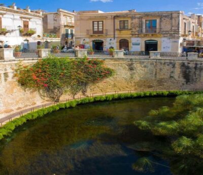 Discover the wonders of Ortigia: a Tuk-Tuk tour through history and the sea.