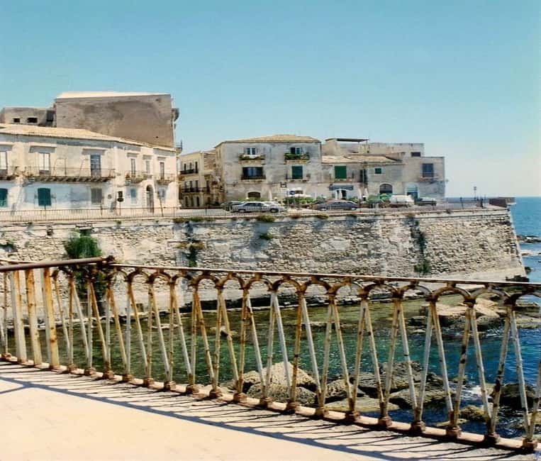 Discover the wonders of Ortigia: a Tuk-Tuk tour through history and the sea. - Syracuse Cathedral and the buildings around it