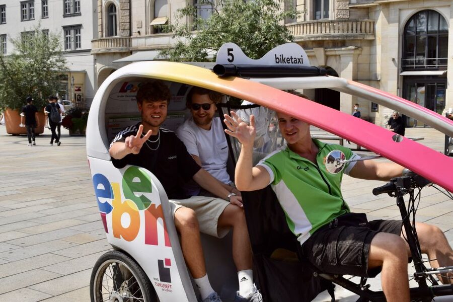 Erfurt: Private Guided Classic Old Town E-Rickshaw Tour - A friendly guide matters more than a long script
