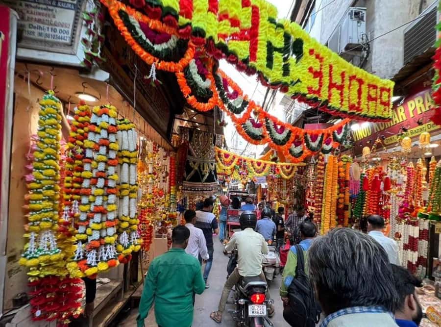 Explore Chandni Chowk: Old Delhi Private Tuk Tuk & Food Tour - Eating chaat, jalebi, and local Old Delhi specialties