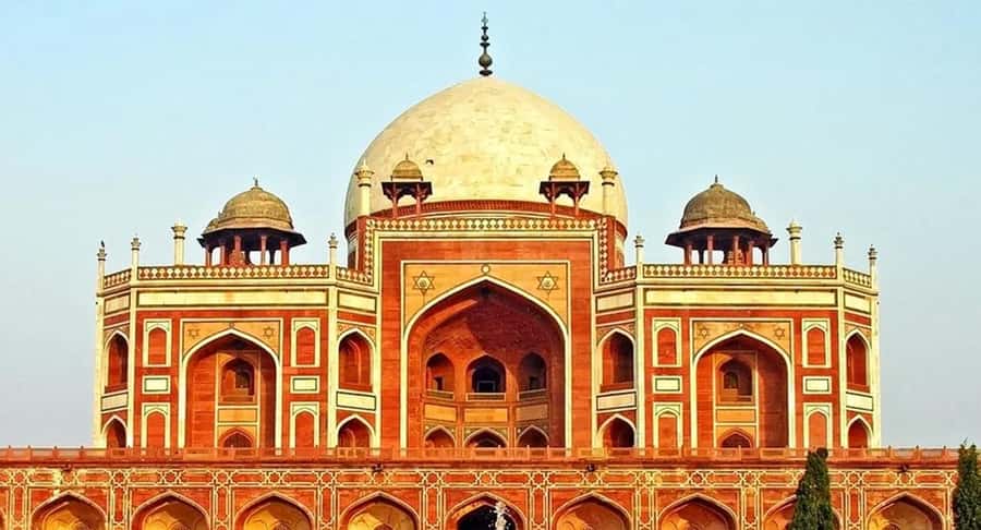 Explore Chandni Chowk: Old Delhi Private Tuk Tuk & Food Tour - India Gate and the New Delhi contrast