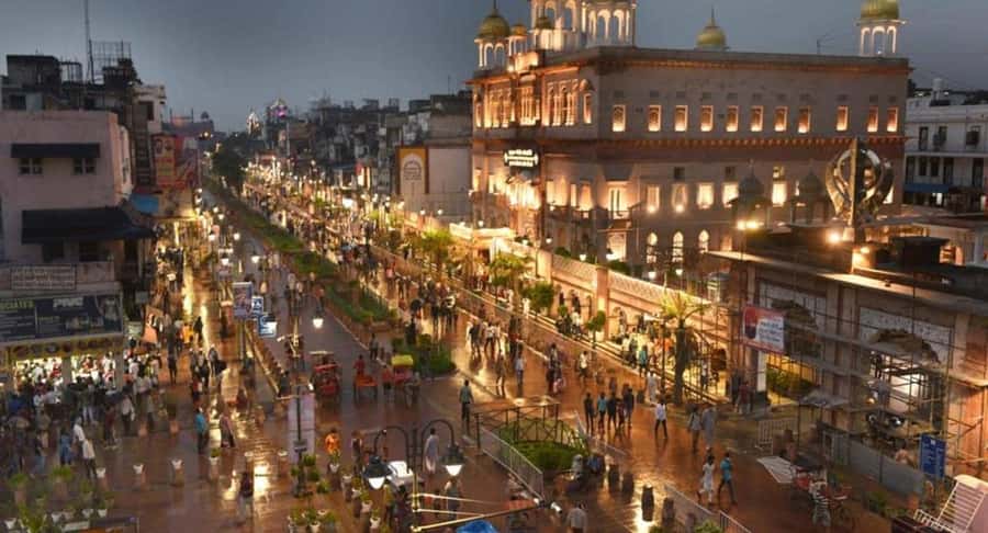 Explore Chandni Chowk: Old Delhi Private Tuk Tuk & Food Tour - What the guides add to the day
