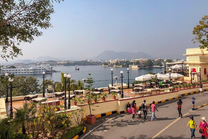 Full-Day Private Udaipur Three wheeled Tuk Tuk Sightseeing - Lake Pichola: A Short Stop With Big Views