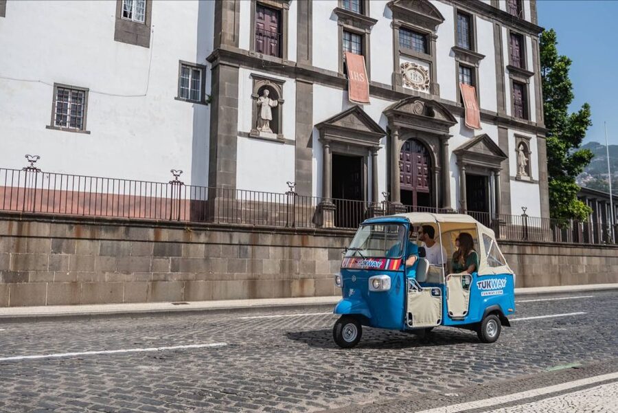 Funchal: Private Customizable Guided Tour by Tuk-Tuk - Botanical Garden, Palheiro, and Pico Areeiro