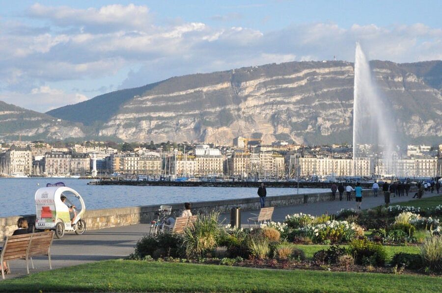 Geneva: Highlight Tour in TukTuk - Starting at Place de Neuve beside the big theater