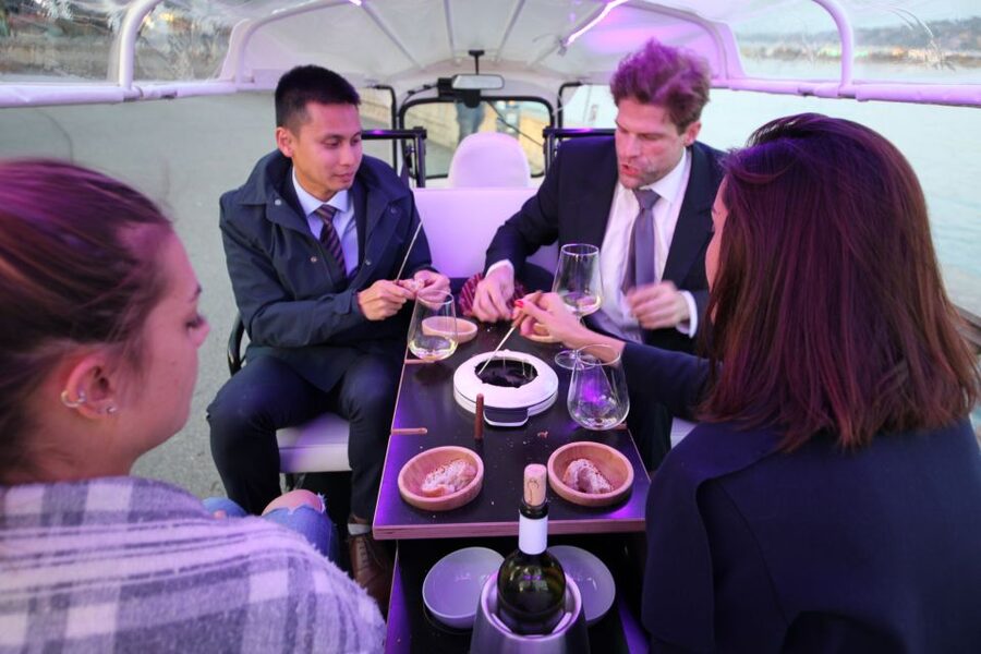 Geneva: tour with fondue and wine in TukTuk - The Old Town before the fondue