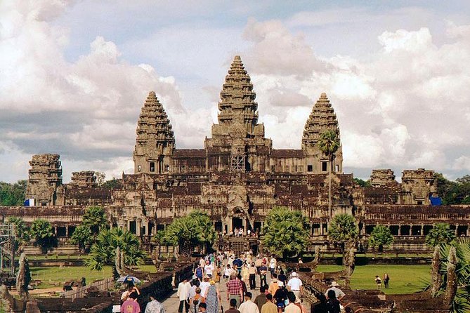 Half-Day Angkor Tuk-Tuk Explorer Tour from Siem Reap - Crossing into Angkor Thom