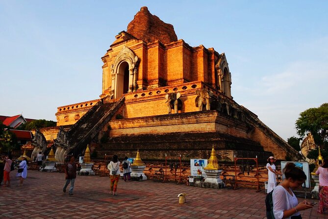 Half-Day Private Night Tour by Tuk Tuk in Chiang Mai City - Wat Chedi Luang and the big stupa