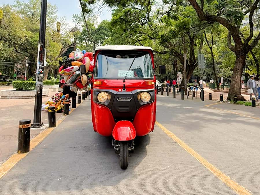 Historical Tour in Tuktuk – Roma Condesa - Seeing Roma and Condesa from a tuk tuk