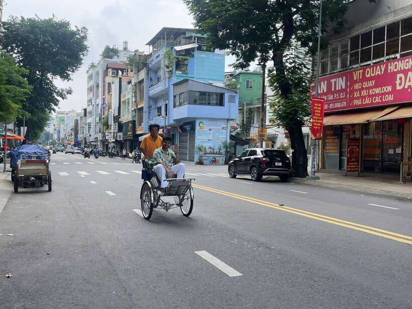 Ho Chi Minh City Sightseeing Panoramic Cycling Tour By Cyclo - Independence Palace and French colonial Saigon