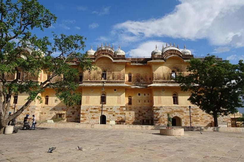 Jaipur: 4 Hours Nahargarh and Jaigarh Forts Tuk-Tuk Tour - Two Jaipur forts, one useful half-day outing