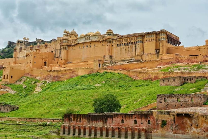 Jaipur: 4 Hours Nahargarh and Jaigarh Forts Tuk-Tuk Tour - The road to Jaigarh and its military purpose