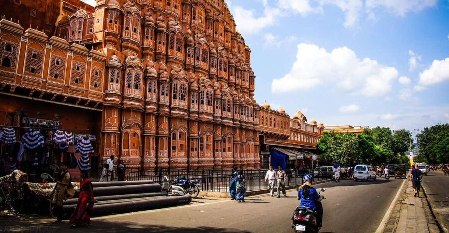 Jaipur: Private Full-Day City Tour by Tuk-Tuk or Car - Jal Mahal, a palace made for a quick pause