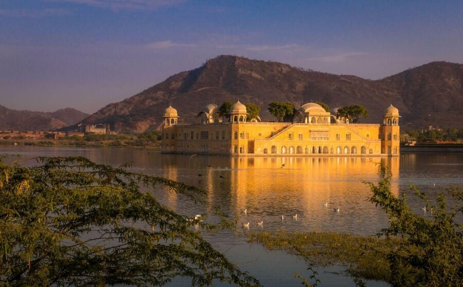 Jaipur Sightseeing by Tuk-Tuk: Temples, Palaces & Markets - Panna Meena ka Kund adds a different kind of beauty