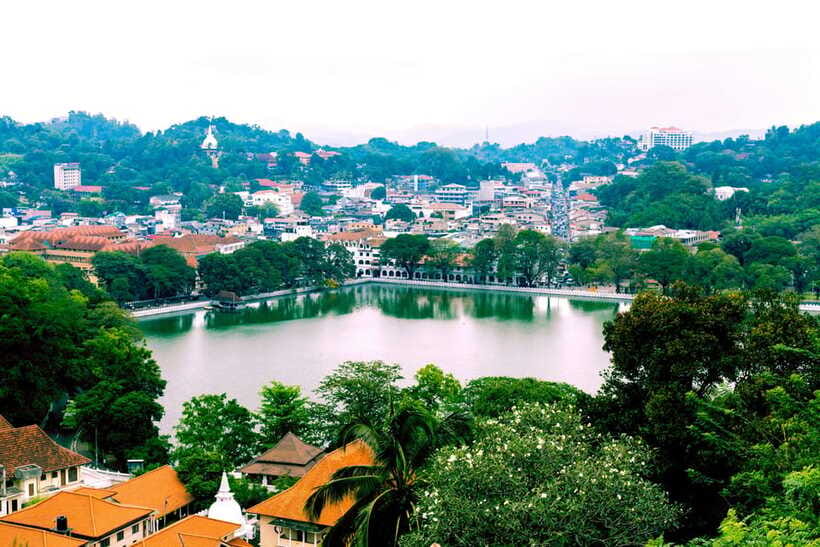 Kandy: All-day Ambuluwawa and Kandy City Tour by Tuk-Tuk - The Mahaweli Ganga and Big Buddha shift the mood