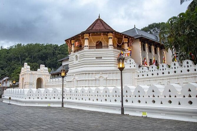 Kandy City Sightseeing and Ambuluwawa Tower by Tuk Tuk Tour - Two hours at Ambuluwawa Tower