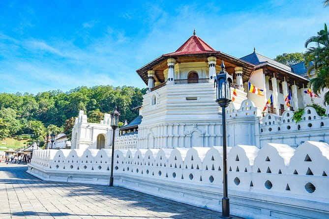 Kandy City Tour by Tuk Tuk - Bahirawakanda and Kandy View Point