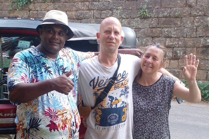Kandy Heritage City Tour by tuktuk - Learn about spices before the gardens