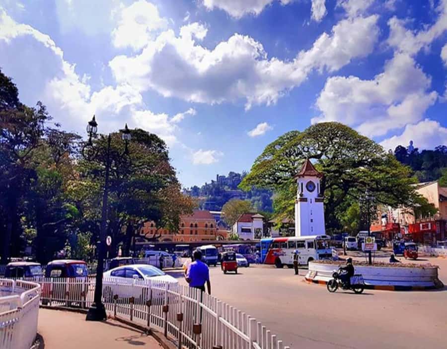 Kandy: Local Guided City Explore by Tuk Tuk - Walking around Kandy Lake and climbing to the viewpoint