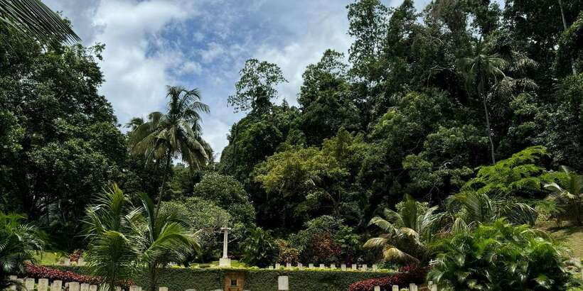 Kandy: Private Guided Tour with Local Highlights by Tuk Tuk - Royal sights at the Queen’s Bathing Pavilion and museum