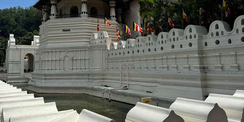 Kandy: Private Guided Tour with Local Highlights by Tuk Tuk - Entering the Sacred Temple of the Tooth