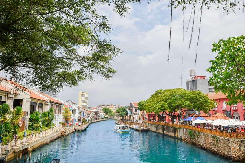 Kuala Lumpur: Private Malacca Night Tour w/Cruise & Trishaw - Red Square, where Malacca’s colonial past turns red