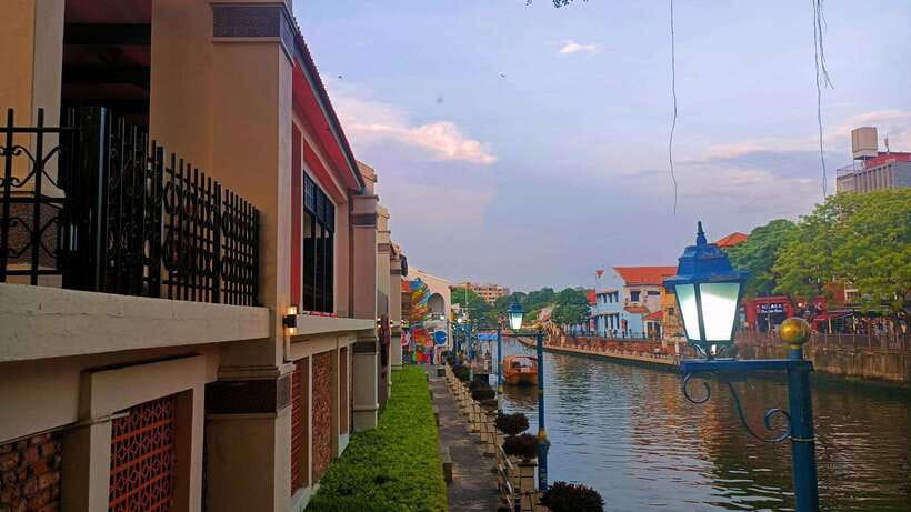 Kuala Lumpur: Private Malacca Night Tour w/Cruise & Trishaw - The Melaka River Cruise after dark