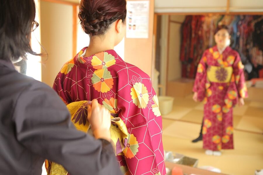 Kyoto:Kiyomizu-dera Temple Rent a kimono and ride a rickshaw - Who will enjoy this outing most