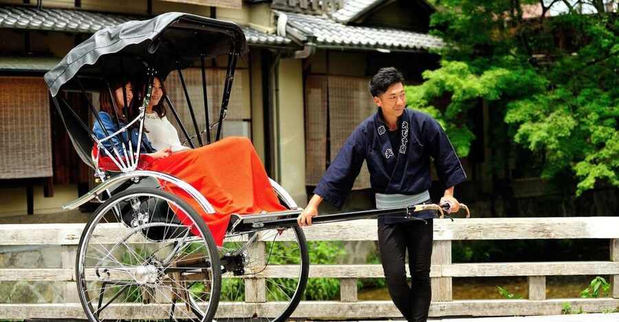 Kyoto: Private Rickshaw Tour of Gion and Higashiyama Area - Wooden townhouses, shops, and Kyoto’s visual character