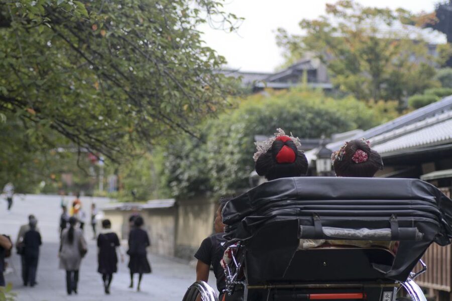 Kyoto: Private Rickshaw Tour of Gion and Higashiyama Area - Meeting at Kodaiji and entering the old streets