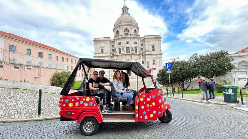 Lisboa: Tuk Tuk ride in Alfama & pick-up you at the hotel. - Meeting Wesley at the Red Piaggio Tuk Tuk