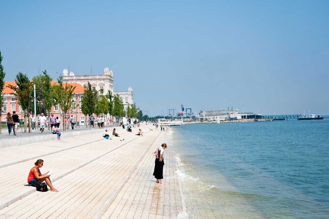 Lisbon 1h30 Tuk-Tuk Tour: The best way to visit the city - Ten minutes at Portas do Sol