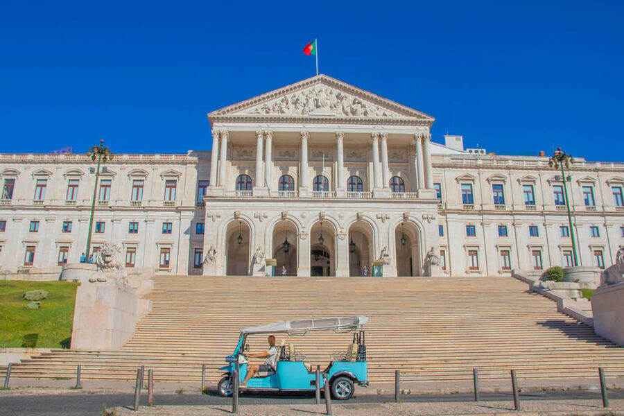 Lisbon: 2h or 4h Private TukTuk Tour with a True Local Guide - Guides, languages, and the private format