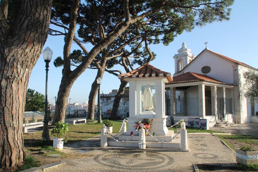 Lisbon: 3-Hour Sightseeing Tuk-Tuk Tour with Free Pickup - What the guides add to the experience
