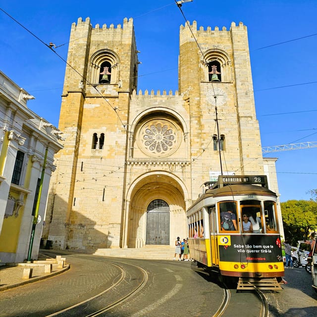 Lisbon: Alfama tour by tuktuk private, up to 90 min - Starting beside Time Out Market