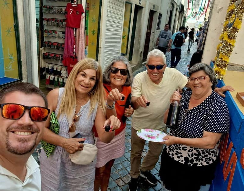 LISBON: Amazing Tuktuk tours with a local portuguese guide - Key points at a glance