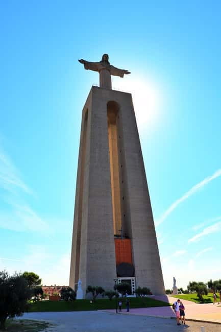 LISBON: Amazing Tuktuk tours with a local portuguese guide - The castle hill and Lisbon’s lookout points