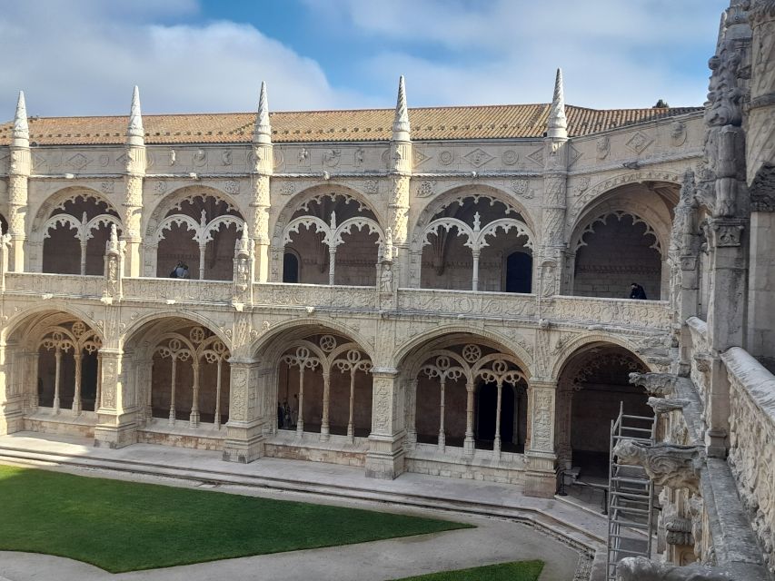 Lisbon: Belem Private Tuk-Tuk Tour for 2 hours - What the guide adds to the experience