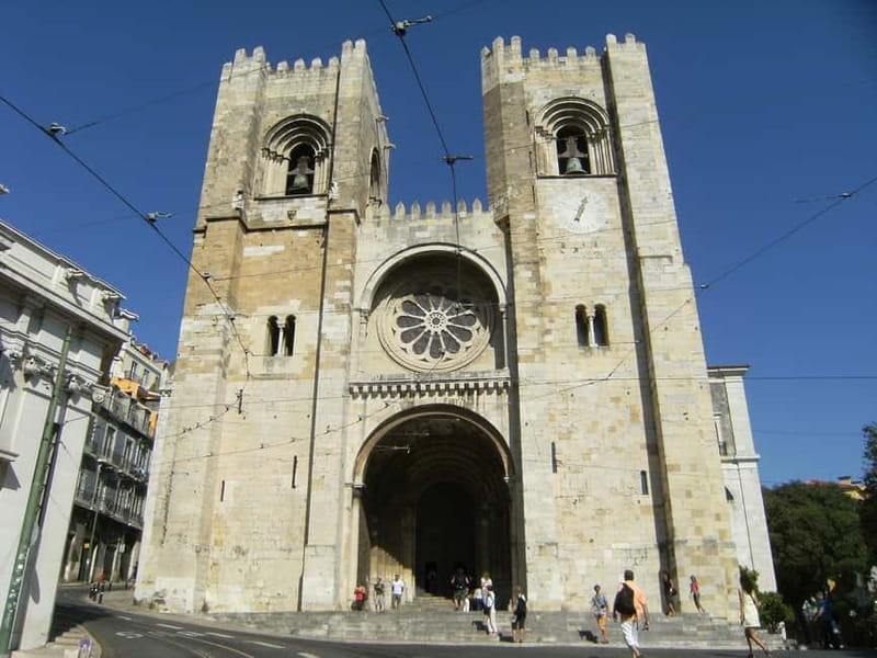Lisbon: City Tuk-Tuk Guided Tour with Hotel Pickup - What the guides add to the experience