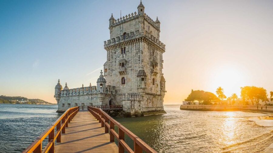 Lisbon: Discovering Belém Tuk Tuk Tour - Starting in central Lisbon and reaching the river