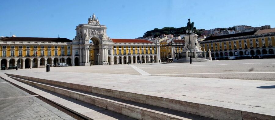 Lisbon Essentials 5H Tuk Tuk seightseeing Tour Free Pickup - Lisbon’s viewpoints and the 360-degree advantage