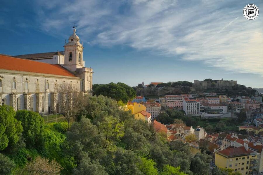 LISBON : EXPLORE OLD TOWN ALFAMA BY ELECTRIC TUK TUK - Commerce Square and the road toward the old city