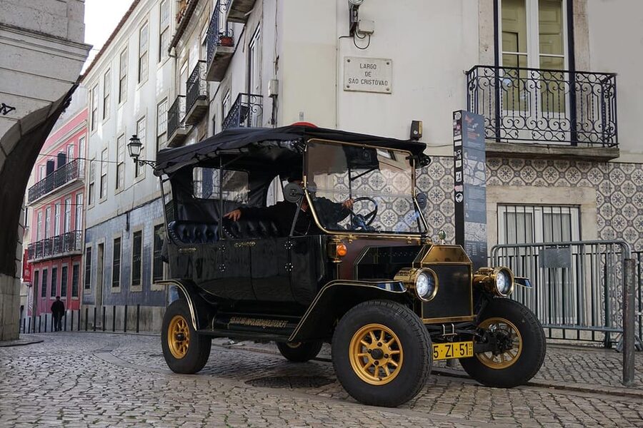 Lisbon: Food and Wine Tasting 4-Hours Tuk Tuk Tour - Guides, conversation, and the private format