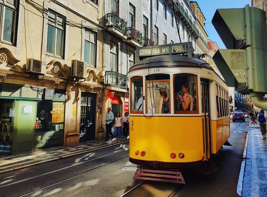 LISBON GRAND EXPERIENCE Tuktuk Tour in German - Can Cascais fit into the same outing?