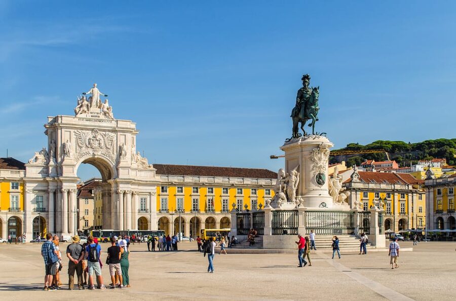 LISBON GRAND EXPERIENCE Tuktuk Tour in German - Estrela Basilica and the western side of the city