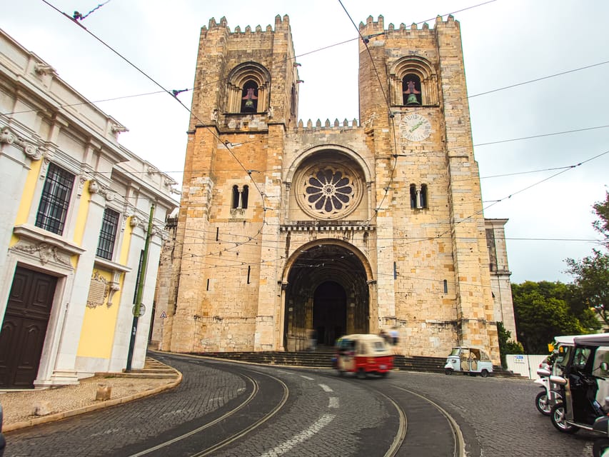 LISBON GRAND EXPERIENCE Tuktuk Tour in German - The Pastéis de Belém stop