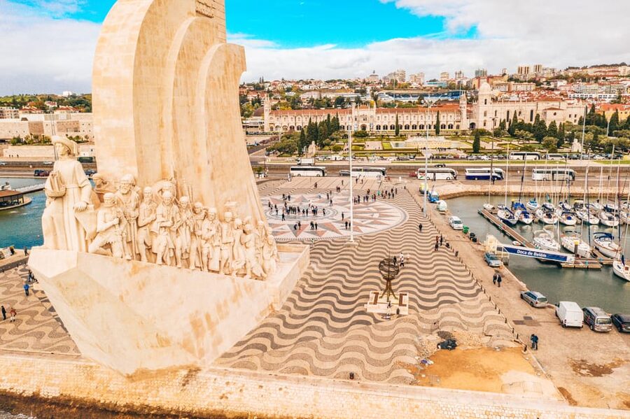 LISBON GRAND EXPERIENCE Tuktuk Tour in German - Starting in Graça and climbing to Senhora do Monte