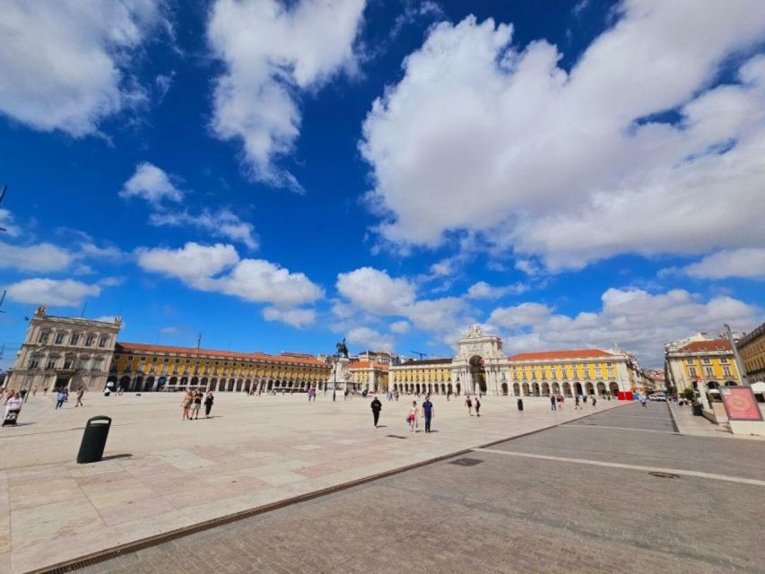 Lisbon: old town sightseeing Tuk-Tuk Tour - A smart first look at Lisbon’s hills