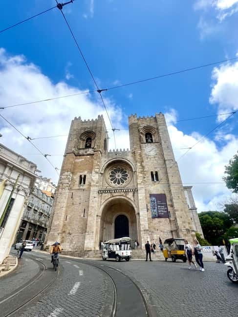 Lisbon Old Town Tuk Tuk Top Experience - What the guides add to the ride